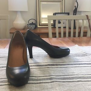Clark’s Artisan Classic pumps size 8